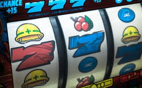 Meja blackjack dengan dealer profesional